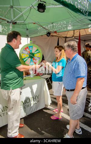 18 agosto 2019: Un diacono cattolico socializza con i parrocchiani a una ruota del caso durante una mostra espositiva sulla strada a baldacchino a Laguna Niguel, CA. (Credito immagine: © Spencer Grant/ZUMA Press Wire) Foto Stock