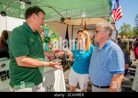 18 agosto 2019: Un diacono cattolico socializza con i parrocchiani a una ruota del caso durante una mostra espositiva sulla strada a baldacchino a Laguna Niguel, CA. (Credito immagine: © Spencer Grant/ZUMA Press Wire) Foto Stock