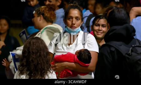 1 novembre 2023: Migranti e famiglie di immigrati sono visti arrivare dal Texas al terminal degli autobus di Port Authority il 6 settembre 2023. (Immagine di credito: © Luiz C. Ribeiro/NY Daily News via ZUMA Press Wire) Foto Stock