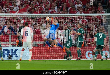 16 giugno 2023: Bailey Peacock-Farrell (Irlanda del Nord) controlla la palla durante una partita di qualificazione al Campionato europeo UEFA 2023/2024 del gruppo H, Danimarca contro Irlanda del Nord, a Parken, Copenaghen, Danimarca. Kim Price/CSM (immagine di credito: © Kim Price/CSM tramite ZUMA Press Wire) Foto Stock