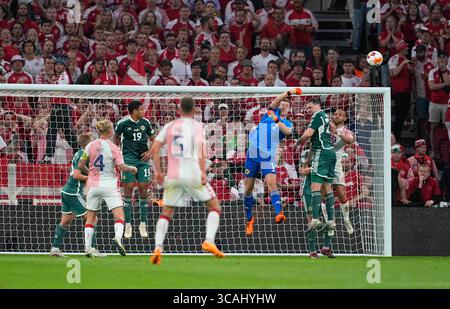 16 giugno 2023: Bailey Peacock-Farrell (Irlanda del Nord) controlla la palla durante una partita di qualificazione al Campionato europeo UEFA 2023/2024 del gruppo H, Danimarca contro Irlanda del Nord, a Parken, Copenaghen, Danimarca. Kim Price/CSM (immagine di credito: © Kim Price/CSM tramite ZUMA Press Wire) Foto Stock