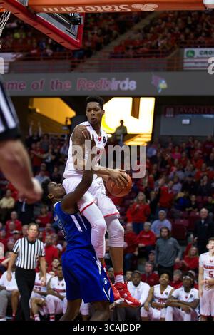 20 gennaio 2017, Normal, Illinois, Stati Uniti d'America: Phil Fayne(10) sembra ricevere un bacio sul retro da Trey Knight III mentre è in volo mentre si dirige al cerchio durante una partita di basket maschile della NCAA Missouri Valley Conference dove i Purple Aces di Evansville hanno perso contro gli Illinois State Redbirds 75-73 nella Redbird Arena (immagine di credito: © Alan Look/ZUMA Press Wire) Foto Stock