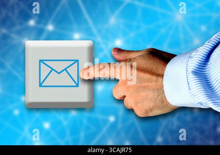 man hand sendingan e-mail, concetto Foto Stock
