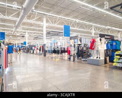 Roma, NY - 20 luglio 2025: Vista ultra ampia del corridoio principale del Walmart Supercenter, Walmart è al numero nella lista dei Fortune 500 Foto Stock