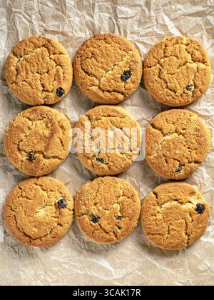 Un'elegante struttura piatta con un assortimento di cracker rotondi disposti ad arte su un pulito sfondo di carta bianca. Ideale per applicazioni alimentari Foto Stock