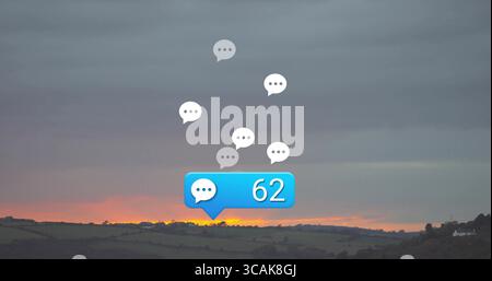 Le icone della chat fluttuanti si spostano sui campi al tramonto, con il badge di notifica blu che mostra 62 Foto Stock