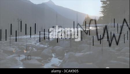 Scorre poco profondo sulle rocce fluide del fiume nella valle di montagna, con sovrapposizione di carte finanziarie Foto Stock