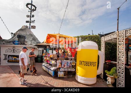 17 settembre 2017, Huntington Beach, California: Un'enorme birra gonfiata stein fiancheggia uno stand di souvenir durante l'Oktoberfest presso l'etnia tedesca Old World Village di Huntington Beach, CALIFORNIA. Nota i clienti con cani da dachshund. (Immagine di credito: © Spencer Grant/ZUMA Press Wire) Foto Stock