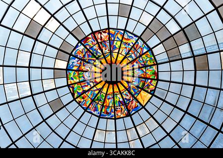 L'iconico soffitto a cupola in vetro colorato all'interno del centro commerciale Bashundhara City a Dacca, Bangladesh, che mostra colori e motivi vivaci. Foto Stock