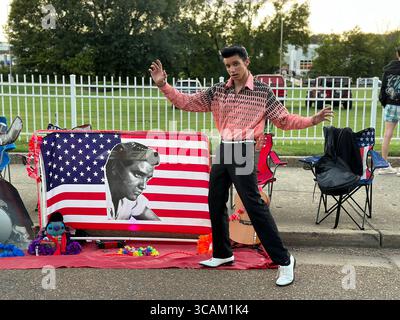 15 agosto 2023, Memphis, Tennessee, USA: Il fan di Elvis Presley NATHAN PITTORF, Buffalo, New York partecipa alla veglia a lume di candela per onorare la sua memoria alla vigilia della sua morte, nella sua casa, Graceland, a Memphis, Tennessee, martedì. Quest'anno nessun membro della famiglia era presente per le attività della Elvis Week o la veglia. Elvis Presley morì il 16 agosto 1977 a Graceland all'età di 42 anni. Sua figlia Lisa Marie è morta nel gennaio di quest'anno. (Immagine di credito: © Karen Focht/ZUMA Press Wire) Foto Stock