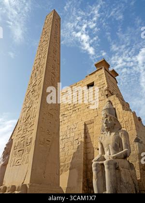 Obelisco e statua di Ramses II all'ingresso del tempio di Luxor Foto Stock