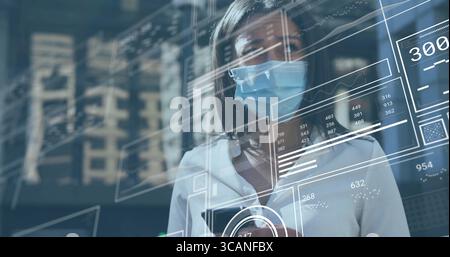 Studiando donna adulta che indossa occhiali da vista e maschera, analizzando pannelli di dati olografici in laboratorio tecnologico Foto Stock
