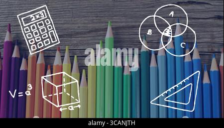 Mostra matite che formano gradiente su legno, con doodle matematiche bianche, calcolatrice e forme geometriche Foto Stock