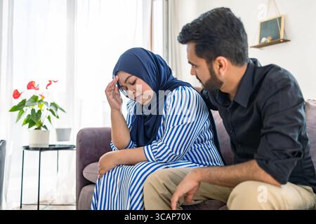 Uomo che sostiene sua moglie durante un periodo difficile a casa Foto Stock