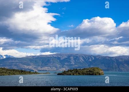 Vista del lago Toro dal campo di Patagonia, Torres del Paine, Magallanes y de la Antartica Chilena, Patagonia, Cile, Sud America Foto Stock