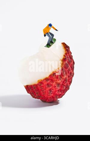 Lychee Fruit STILL LIFE con vaso bianco e sfondo verde, litchi freschi in vaso bianco su sfondo semplice Foto Stock