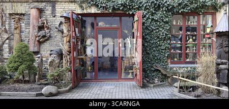 VILNIUS Lituania - MARCHL 31, 2018: Negozio souvenir lituano è situato nel centro della parte storica della città vecchia sulla Aushros Vartai Foto Stock