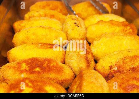 Diverse polpette fritte succose in olio, primo piano. Foto Stock