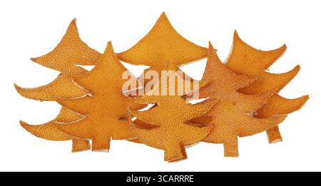 Natale fatto di foresta secca di bucce di arancia scolpiti in forma di abeti. Isolato su bianco studio macro Foto Stock