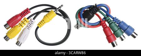 Una serie di corti elettrici video audio la produzione di massa di cavi con connettori con codice colore. Isolato su bianco studio shot macro Foto Stock