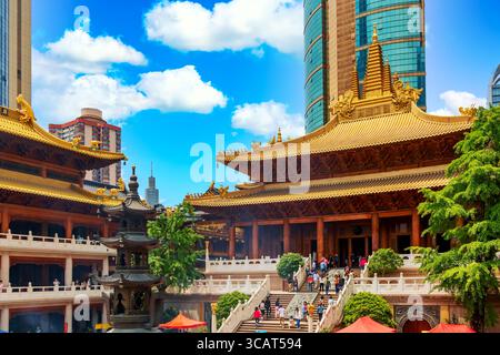 Shanghai, Cina - maggio 2019: Interno del famoso tempio buddista Jing An a Shanghai, Cina. Giornata di sole. Foto Stock