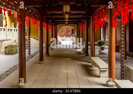 Interno del famoso tempio buddista Jing An a Shanghai, Cina. Foto Stock
