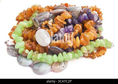 Collane di ambra, agata e disgrazie isolate su bianco Foto Stock