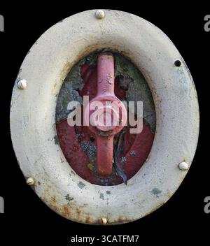 Valvola del vapore su un vecchio treno a vapore vintage. Isolato su closeup nero Foto Stock