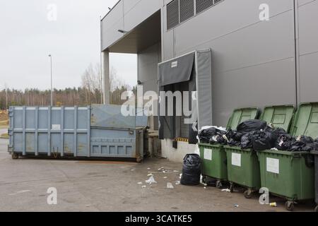 VILNIUS, LITUANIA - 13 FEBBRAIO 2016: Discarica e container nei pressi del negozio di una grande rete di distribuzione lituana Maxima. Elaborazione e utilizzo Foto Stock