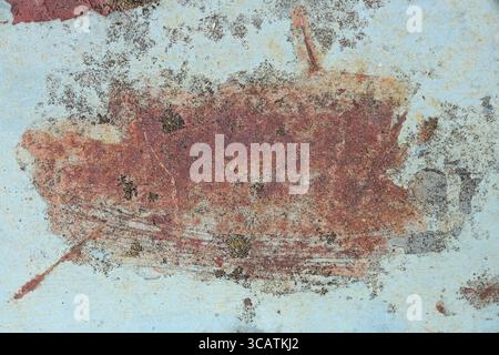 Laccato Blu superficie del cofano della vecchia auto incrinato e arrugginita. Outdoor giornata di sole in background Foto Stock