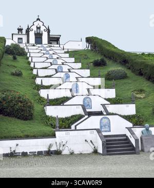 Chiesa di Sao Miguel, l'isola più grande dell'arcipelago delle Azzorre, che è un gruppo di isole vulcaniche situate nel mezzo dell'Atla settentrionale Foto Stock