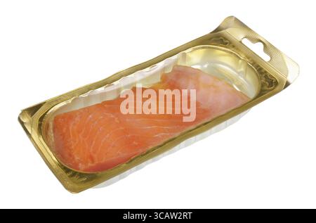 Filetto di salmone affumicato in una confezione standard sigillata in plastica. Isolato con patch studio macro Foto Stock