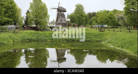 VILNIUS, LITUANIA - 15 MAGGIO 2016: Museo etnografico di attrezzature agricole retrò, attrezzi ed edifici nel territorio di un vecchio mulino a vento. IT Foto Stock