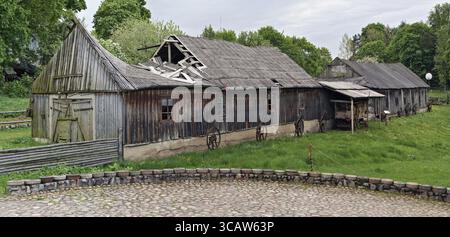 VILNIUS, LITUANIA - 15 MAGGIO 2016: Museo rurale di un'attrezzatura agricola retrò, attrezzi e moscherie nel territorio di un vecchio mulino a vento. È Pila Foto Stock