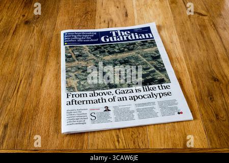 6 agosto 2025. Il titolo della prima pagina del Guardian è dall'alto, Gaza è come le conseguenze di un'apocalisse. Foto Stock
