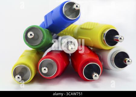Connettori RCA blu scuro, verde, giallo, bianco e rosso per la commutazione dei segnali audio e video nelle moderne apparecchiature elettroniche Foto Stock
