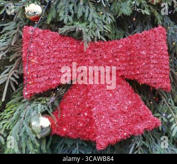 Albero di natale decorazione plastica sulla città pulic albero di Natale nella forma di un arco rosso con lampadine. Apertura è utilizzato per effetto morbido Foto Stock