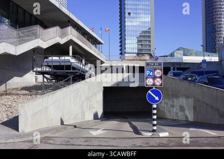 VILNIUS, LITUANIA - 13 FEBBRAIO 2016: Moderno parcheggio sotterraneo nella città di Vilnius. Lo stipendio lordo annuo medio nella città di Vilnius era di circa â‚¬1 Foto Stock