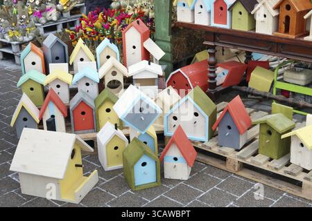 Le case per uccelli e le mangiatoie fatte a mano e dipinte in casa vengono vendute in strada durante la fiera Foto Stock