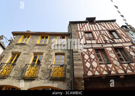Edificio tipico, vista esterna, villaggio di Josselin, dipartimento di Morbihan, Bretagna, Francia Foto Stock