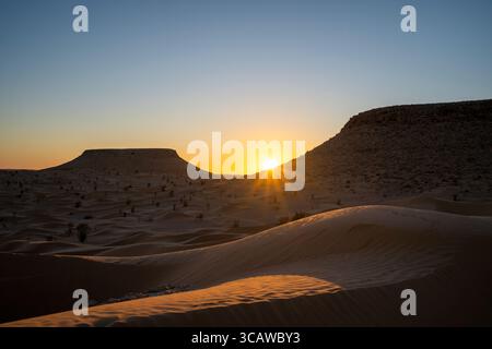 Tramonto in campeggio 4x4 sulle dune del deserto del Sahara, Tunisia, douz Foto Stock
