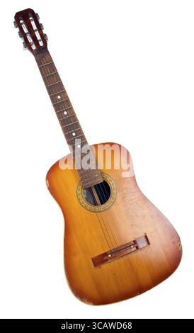 Old Dirty noname rotto la chitarra acustica ha acquistato quaranta anni fa. Isolato su bianco con patch Foto Stock