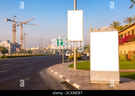 Mockup pubblicitario. Tabelloni vuoti vuoti sulla strada cittadina di Dubai, Emirati Arabi Uniti Foto Stock