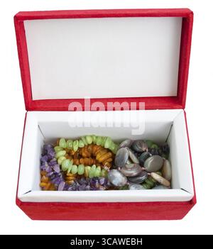 Scatola in velluto rosso con gioielli - ambra e collane. Isolato su bianco Foto Stock