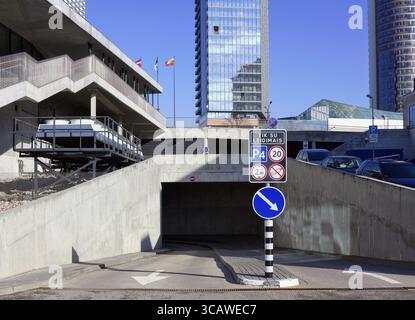 VILNIUS, LITUANIA - 13 FEBBRAIO 2016: Moderno parcheggio sotterraneo nella città di Vilnius. Lo stipendio lordo annuo medio nella città di Vilnius era di circa â‚¬1 Foto Stock
