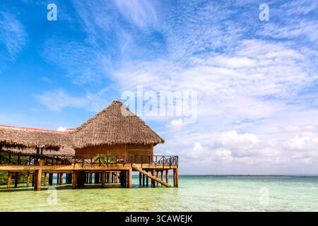 Bungalow sull'acqua sul paesaggio marino della spiaggia di Diani, Kenya, Africa. Foto Stock