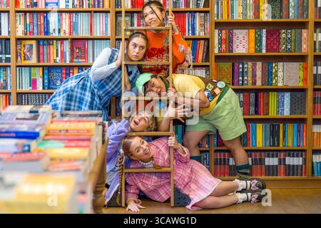 Il cast del 25° Annual Putnam County Spelling Bee della London Academy of Music and Dramatic Art ha dato vita al loro musical di successo con una sessione di ortografia dal vivo a sorpresa presso Topping Booksellers, una delle librerie indipendenti di Edimburgo. Il loro spettacolo pluripremiato si svolge durante l'Edinburgh Festival Fringe, alle 19:45, tutte le sere (tranne la domenica) al Forest Theatre, Greenside a George Street. Data foto: Giovedì 7 agosto 2025. Foto Stock