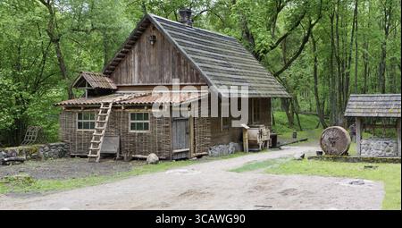 VILNIUS, LITUANIA - 15 MAGGIO 2016: Museo etnografico di attrezzature agricole retrò, attrezzi ed edifici nel territorio di un vecchio mulino a vento. IT Foto Stock