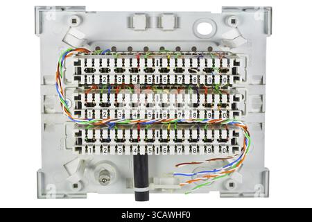 Scatola di derivazione aperta per il collegamento dei cavi del telefono e del computer. Isolato su bianco Foto Stock
