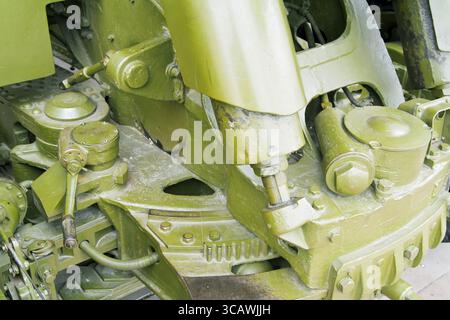 Vecchia e arrugginita tecnologia militare di artiglieria in primo piano Foto Stock